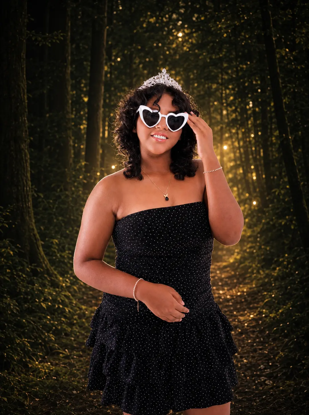 Fabiana con vestido negro y gafas en el bosque